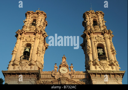 Türme von Santa Prisca Kirche, Taxco Stockfoto