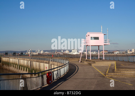 Wellenbrecher in Cardiff Bay Barrage Wales UK, rosa Hütte Aussichtsturm Metallbau Wahrzeichen Gebäude walisische Küste britische Küste Severn Mündung Stockfoto