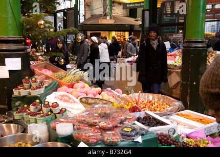 Gemüse-Stall im Borough Market London England. Stockfoto