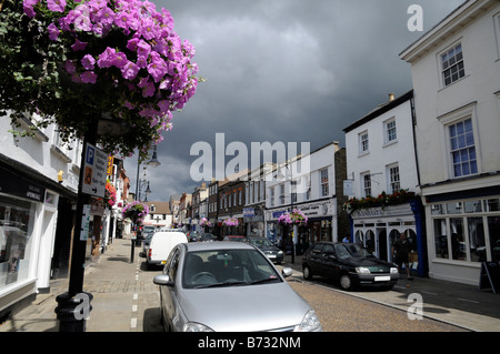 Hauptstraße mit hängenden Blumenkörben in St Ives Cambridgeshire Stockfoto