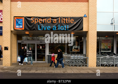 Aldi-Supermarkt in Green Talbot, South Wales Stockfoto