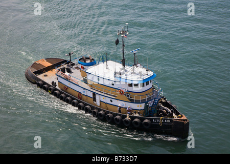 Schlepper Boot Ansätze Kreuzfahrtschiff Elliot Bay zu Brennstoff Kahn zu schleppen. Stockfoto