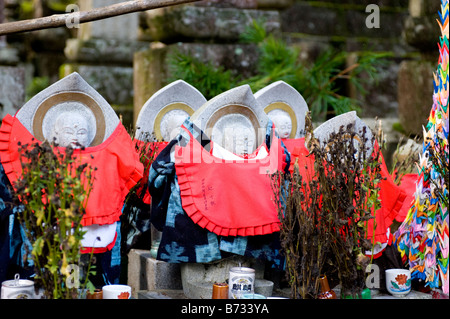 Eine Reihe von Jizo Statuen im Okunoin Friedhof am Berg Koya in Koyasan, Wakayama, Japan. Stockfoto