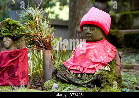 Ein paar Jizo Statuen im Okunoin Friedhof am Berg Koya in Koyasan, Wakayama, Japan. Stockfoto