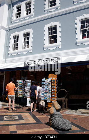 Außenseite des afrikanischen Handelsposten auf der V & eine Uferpromenade ein beliebtes touristisches Souvenir speichern Kapstadt Südafrika Stockfoto