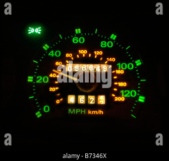 Eine beleuchtete Tachometer in einem Auto Geschwindigkeit von 30 km/h angibt. Stockfoto