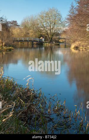 Auf der Suche flussaufwärts am Fluss Kennet und Kennet und Avon Kanal in Richtung Southcote Mill und Southcote Verriegelung Reading Berkshire Uk Stockfoto