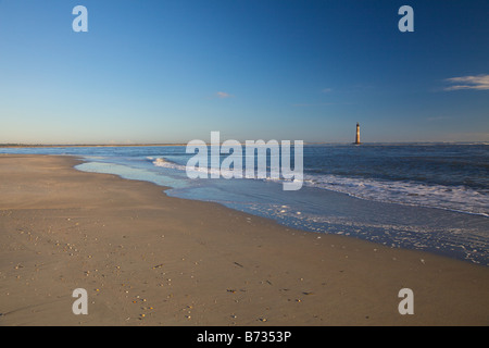 Sonnenaufgang über dem Folly Beach anzeigen der Morris-Leuchtturm in der Nähe von Charleston SC Morris Lighthouse stammt aus dem Jahre 1767 Stockfoto