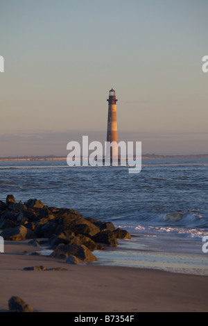 Sonnenaufgang über dem Folly Beach anzeigen der Morris-Leuchtturm in der Nähe von Charleston SC Morris Lighthouse stammt aus dem Jahre 1767 Stockfoto