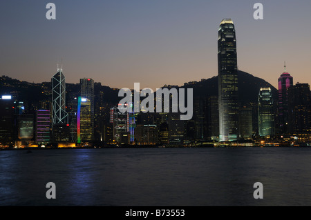 Blick auf die Skyline von Hong Kong von Tsim Shai Tsui als die Sonne untergeht Stockfoto