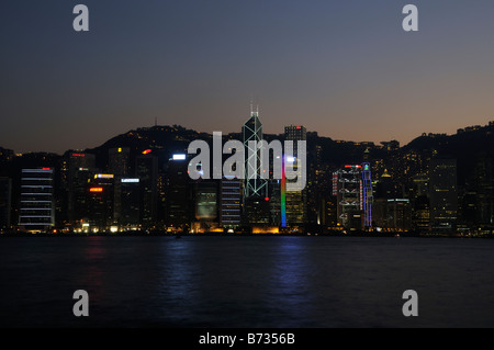 Blick auf die Skyline von Hong Kong von Tsim Shai Tsui als die Sonne untergeht Stockfoto