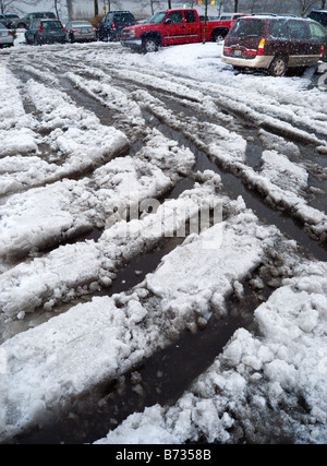 Autos auf Parkplatz während Schneesturm Seattle, WA, USA Stockfoto