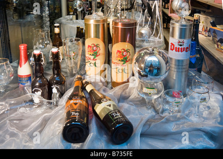 Auswahl an Bierspezialitäten in einem Schaufenster in der Altstadt, Brügge, Belgien Stockfoto