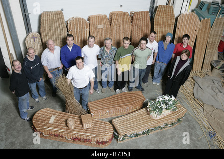 Sarg aus Weide, auf der Somerset Ebene angebaut werden von hand gefertigt Stockfoto