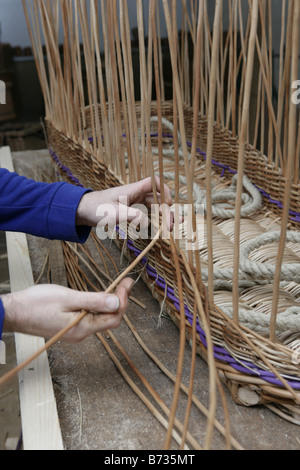 Sarg aus Weide, auf der Somerset Ebene angebaut werden von hand gefertigt Stockfoto