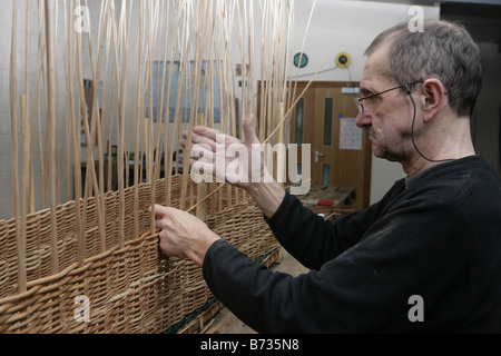 Sarg aus Weide, auf der Somerset Ebene angebaut werden von hand gefertigt Stockfoto