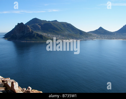 Hout Bay gesehen von der Straße zum Chapmans Peak am Atlantischen Ozean zwischen Kapstadt und dem Kap der guten Hoffnung, Südafrika Stockfoto