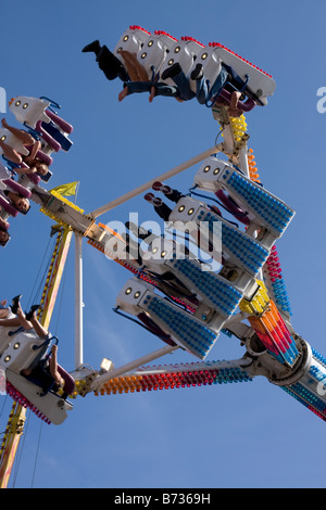 Messegelände fahren gegen einen blauen Himmel Backgrouond Stokesley Messe Stockfoto