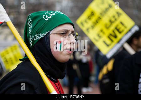 Eine junge Palästinenserin bereitet für den Marsch Stockfoto