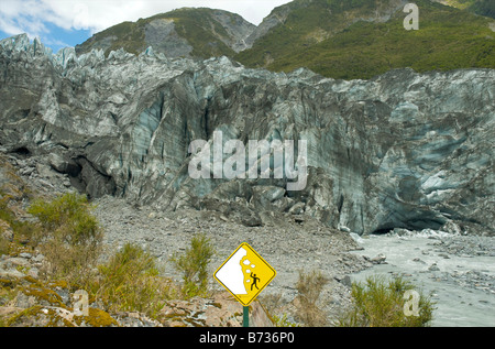 Terminal Gesicht der Fox-Gletscher, Südinsel Neuseeland mit einer Zeichen-Warnung über die Gefahren von Eisschlag Stockfoto