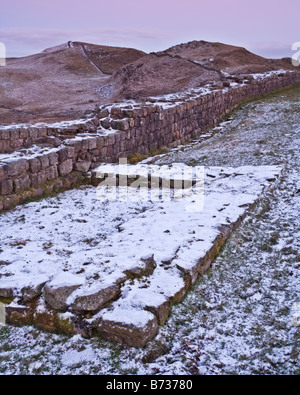 Winterliche Szene in der Nähe der Überreste des Revolvers 41A in der Nähe von Caw Lücke am Hadrianswall, Nationalpark Northumberland, England Stockfoto