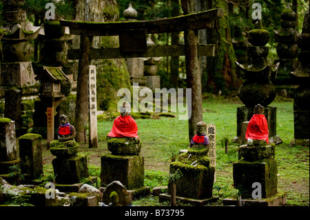 Eine Reihe von Jizo Statuen im Okunoin Friedhof am Berg Koya in Koyasan, Wakayama, Japan. Stockfoto