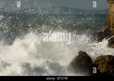 Wellen brechen sich am felsigen Pazifik Küste von San Francisco zentrale Nord Kalifornien USA Stockfoto