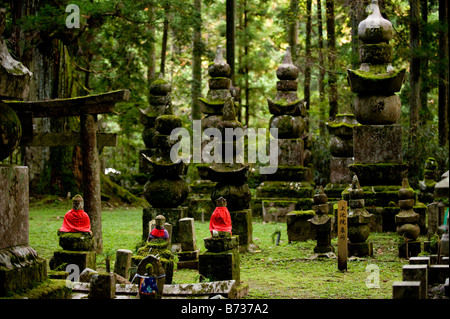 Eine Reihe von Jizo Statuen im Okunoin Friedhof am Berg Koya in Koyasan, Wakayama, Japan. Stockfoto