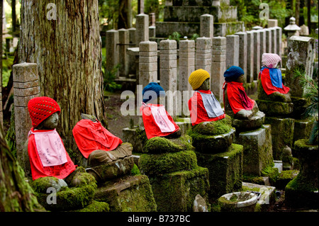 Eine Reihe von Jizo Statuen im Okunoin Friedhof am Berg Koya in Koyasan, Wakayama, Japan. Stockfoto