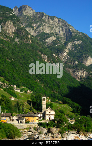 Am Abend Schatten steigen im Verzasca Tal, Lavertezzo, Tessin, Schweiz Stockfoto