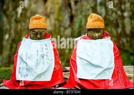 Ein paar Jizo Statuen im Okunoin Friedhof am Berg Koya in Koyasan, Wakayama, Japan. Stockfoto