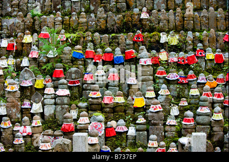 Ein Haufen von Jizo Statuen im Okunoin Friedhof am Berg Koya in Koyasan, Wakayama, Japan. Stockfoto