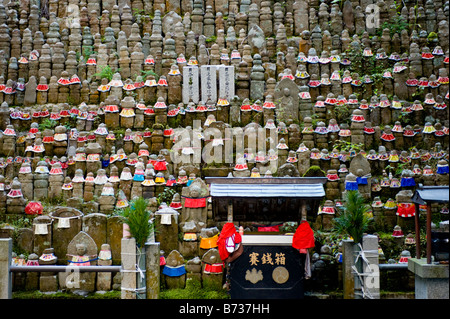 Ein Haufen von Jizo Statuen im Okunoin Friedhof am Berg Koya in Koyasan, Wakayama, Japan. Stockfoto