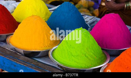 Indische Farbpulver in Metall Schalen verwendet für die Herstellung von Rangoli Designs auf Festivals. Andhra Pradesh, Indien Stockfoto