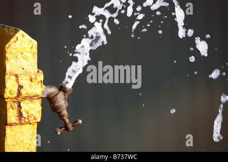 kopfüber im freien Hahn links läuft mit Wasser fließt und nach oben frei county, Northern Ireland, UK Stockfoto