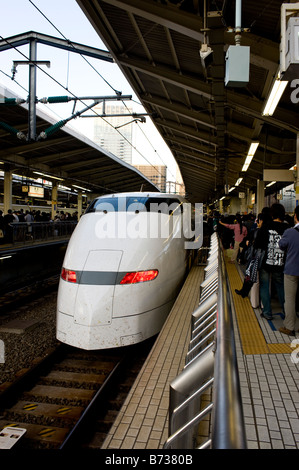 Ein 300er Shinkansen Zug am Bahnhof Tokio. Stockfoto