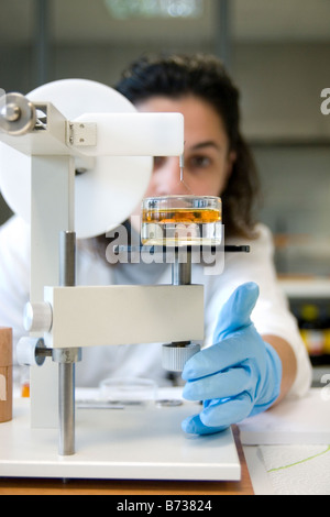 Forscherin Arzt mit Geräten im Labor Stockfoto