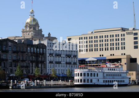 Savannah Georgia USA die Riverboat Savannah Königin auf der Uferpromenade und dem Hintergrund des berühmten Rathauses mit seiner goldenen Kuppel Stockfoto