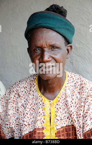 Liberianische Mann im besten Hemd und Hut Zolowee Nimba County Stockfoto