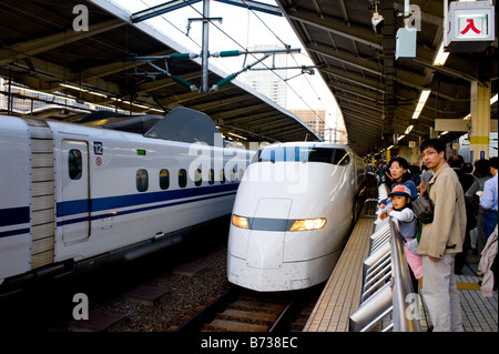 Ein 300er Shinkansen Zug am Bahnhof Tokio. Stockfoto