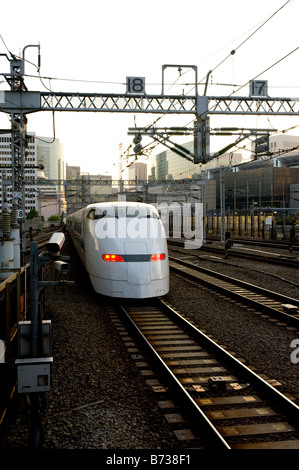 Ein 300 Reihe Shinkansen-Zug Ankunft am Bahnhof Tokio. Stockfoto