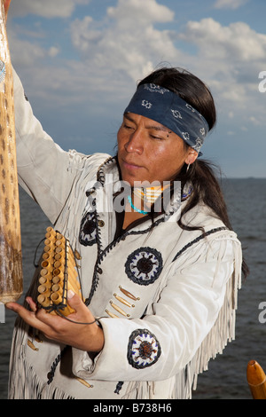 Aztec, oder Peruanischen Straßenmusiker in Tracht Südamerikanischen Panflöte Flöte Wind spielen Musikinstrumente; Seele Musiker, Paphos, Zypern Stockfoto