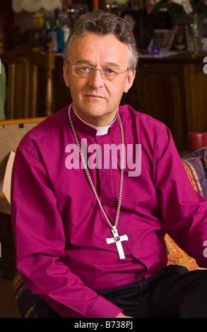 Bischof von Swansea und Brecon The Recht Reverend John Davies im Bild zu Hause in Brecon Powys Wales UK Stockfoto