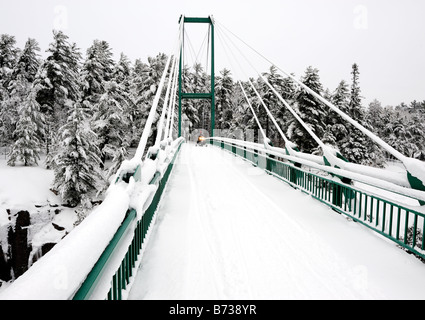 Schneemobil-Brücke über den French River, Ontario, Kanada Stockfoto