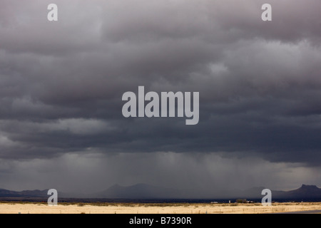 Wiesen und Berge in der Nähe von Douglas auf der Arizona-Mexiko Rand an einem stürmischen Winterabend Stockfoto