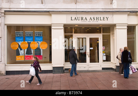 Sales bei Laura Ashley speichern im Stadtzentrum von Cardiff South Wales UK Stockfoto