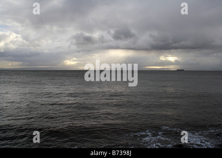 Stürmischer Winterhimmel stimmungsvoll mit Blick auf die Severn Mündung Bristol Kanal Wales Großbritannien, walisische Küste britische Küste. Stockfoto