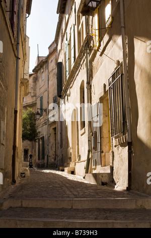 Eine ruhige Gasse in Arles Stockfoto