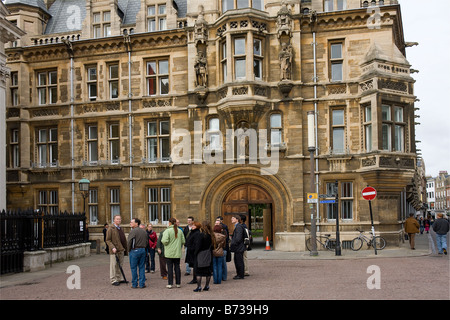 Eine Gruppe von Menschen hören, ein Leitfaden in Cambridge. Stockfoto