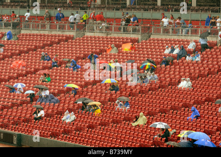 Baseball-Fans warten auf den Beginn eines Spiels im Regen in Cincinnati Stockfoto